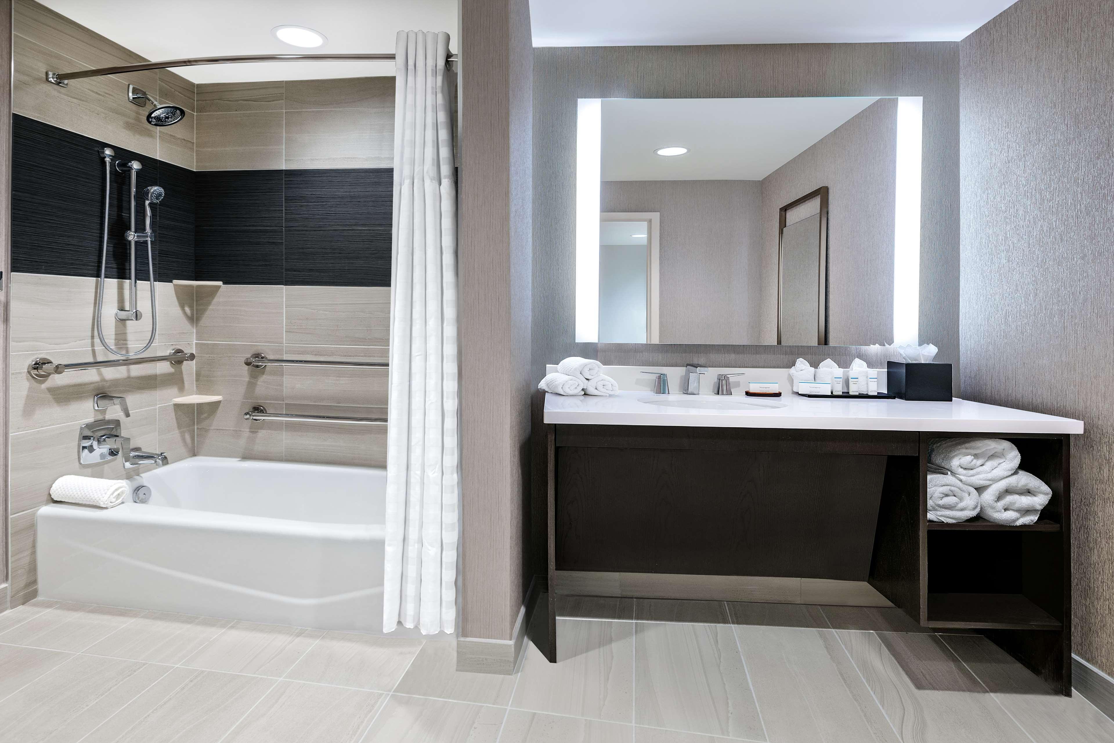Hotel Embassy By Hilton Houston West - Katy 4*