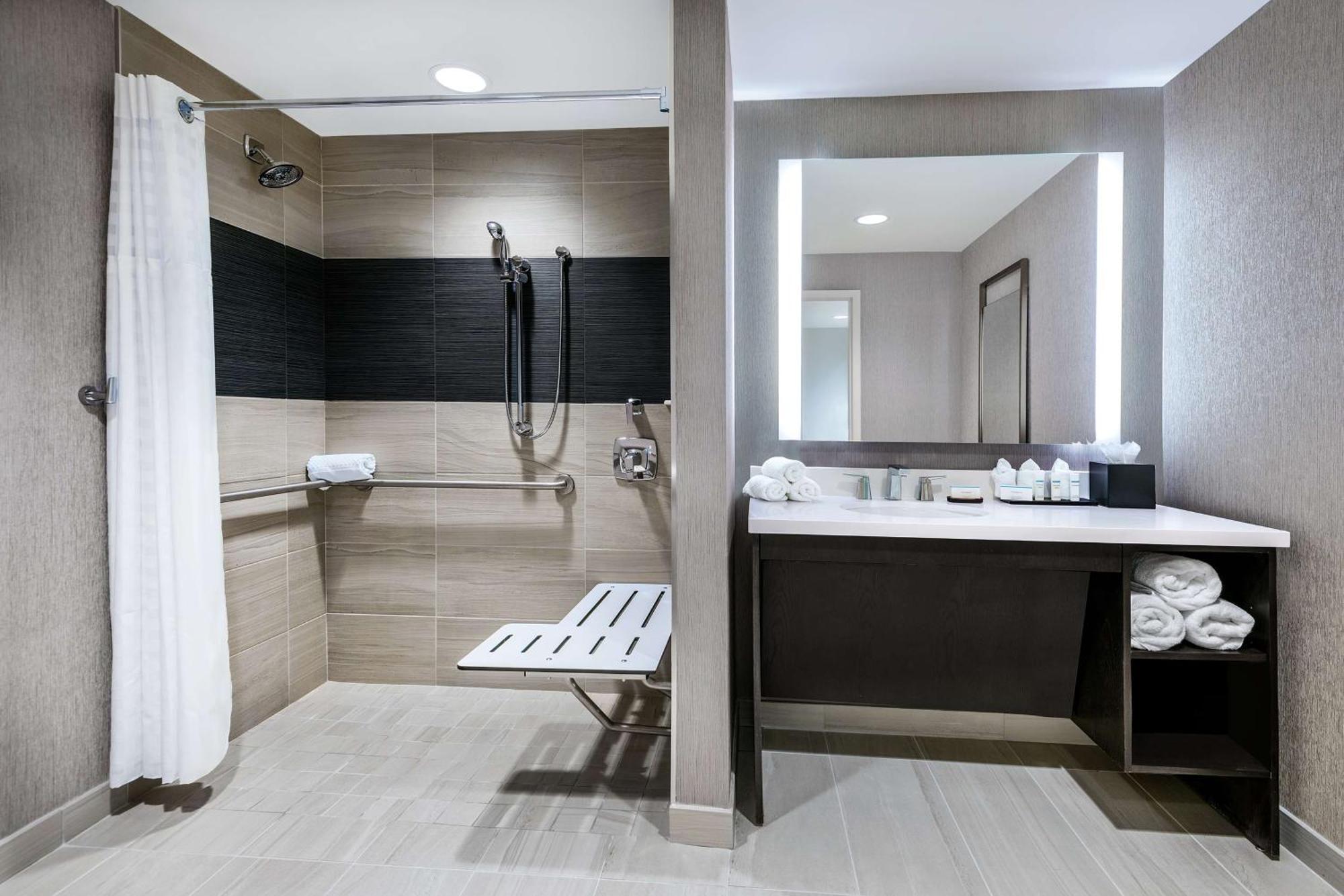 Hotel Embassy By Hilton Houston West - Katy